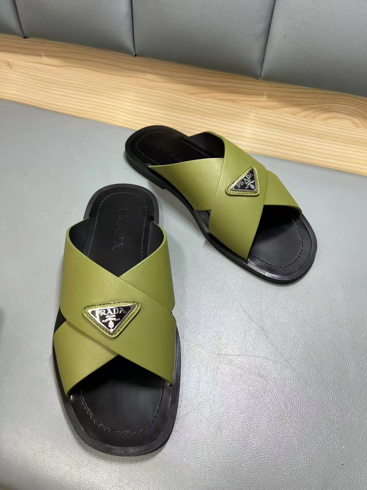 340💰PRADA Prada’s latest slippers are synchronized with the official website. This slipper is made of the brand’s unique and iconic Saffiano leather. The brand logo jumps out from the double straps, and the brand style is clearly visible. Cowhide gives men elegant charm and functional design, making it an ideal choice for vacation and leisure. Size:38-45